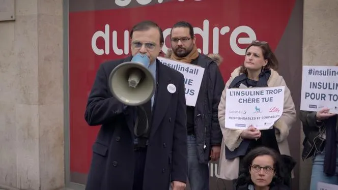 Bertrand speaks at a diabete et mechant rally
