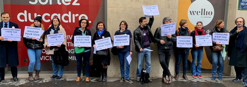 protesters outside of Sanofi in Paris with Diabete et Mechant